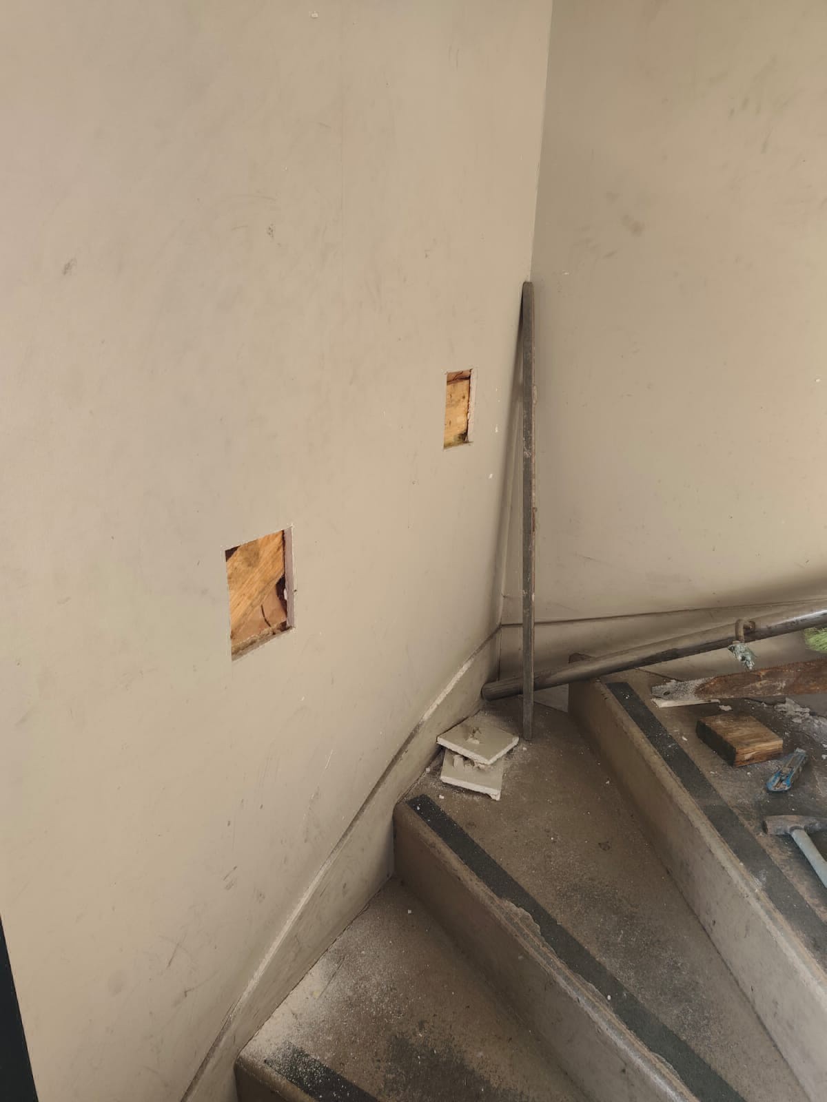 Devis maçon Fécamp : réparation d'une main courante dans une usine