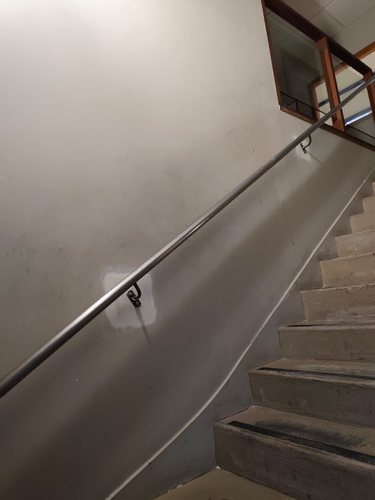 Devis maçon Fécamp : réparation d'une main courante dans une usine