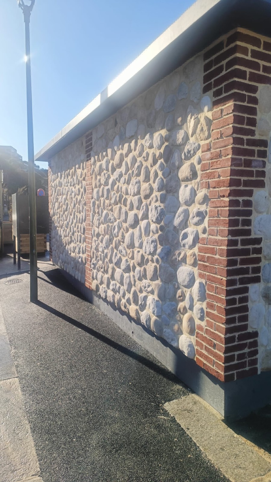 Pose de plaquettes de parement à l'ancienne sur un conteneur sur Etretat 76