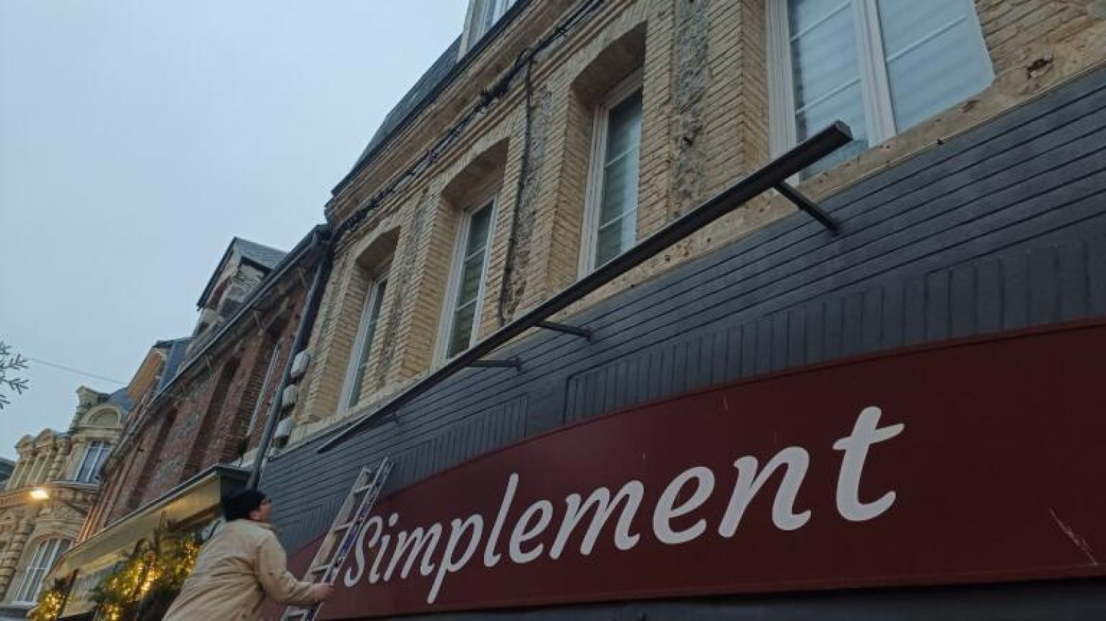 Réparation des fixations d'un éclairage sur une vitrine à Fécamp 76