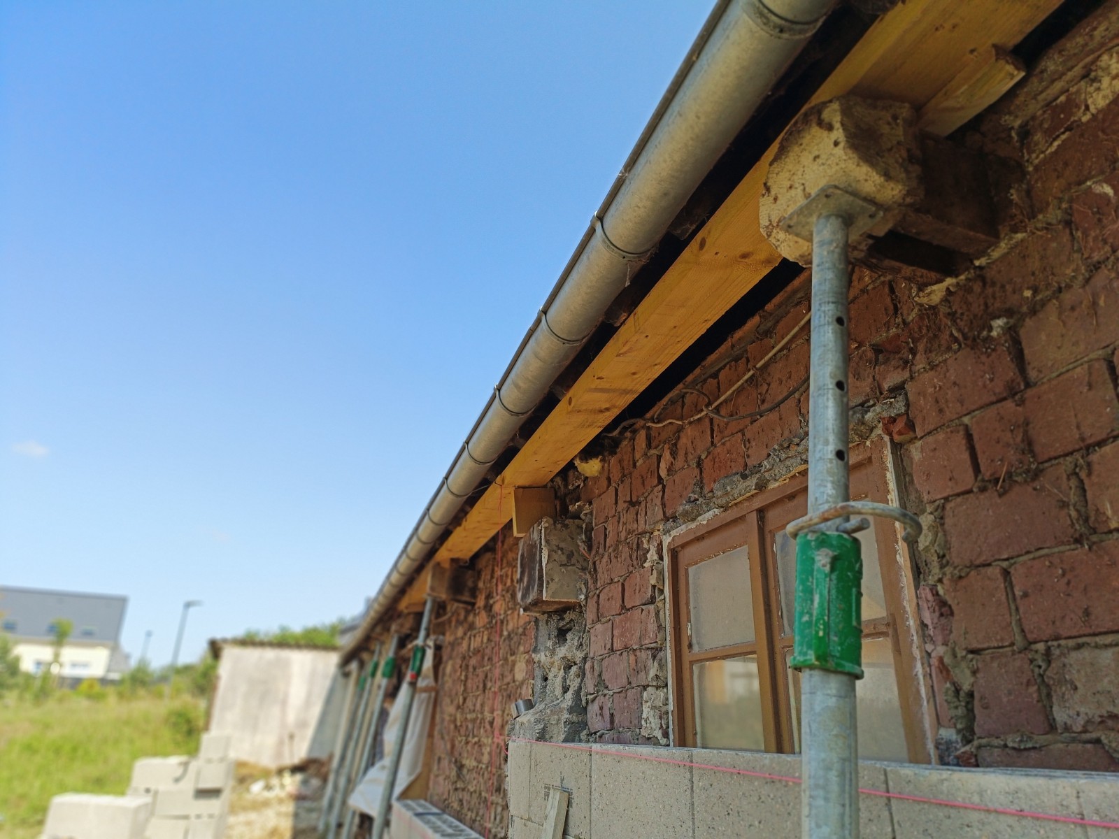 Rénovation d'une façade en colombage sur Fécamp 76 par notre équipe de maçons