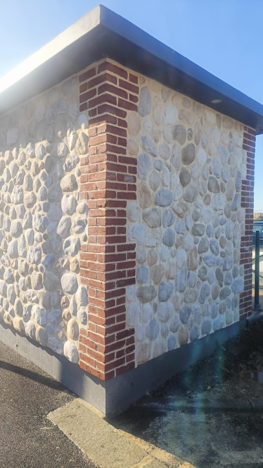 Pose de plaquettes de parement à l'ancienne sur un conteneur sur Etretat 76