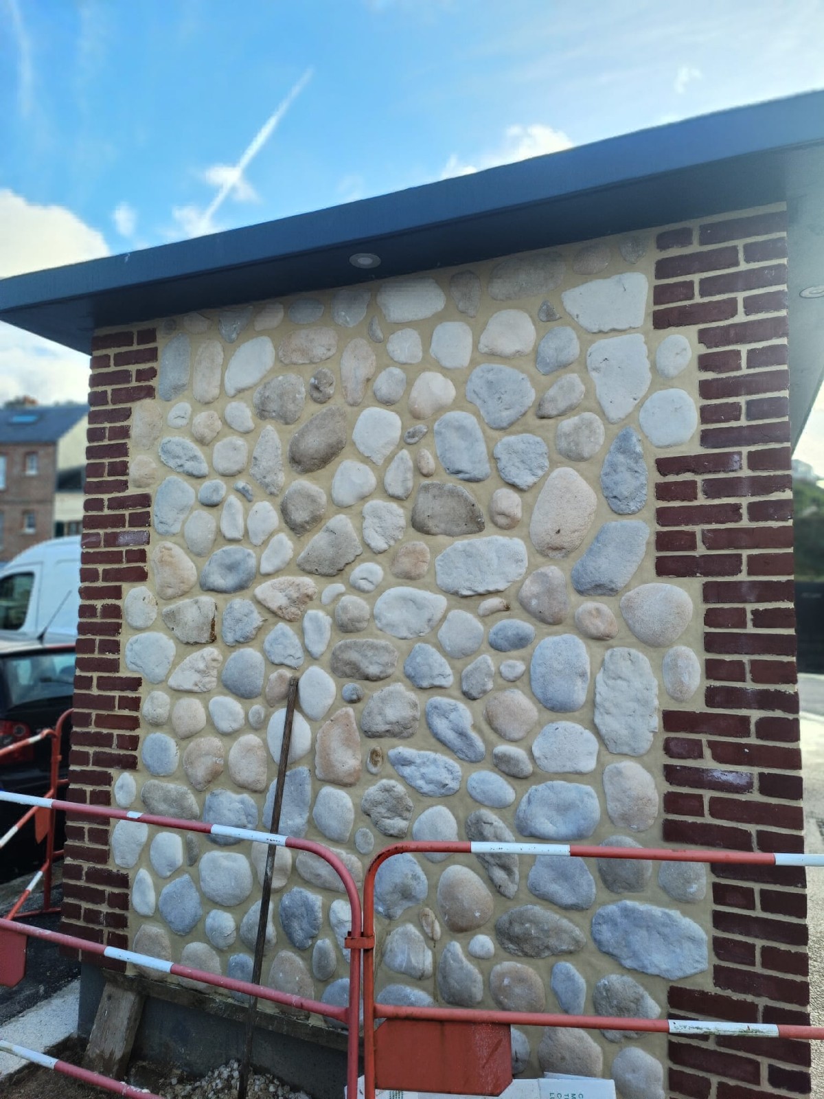 Pose de plaquettes de parement à l'ancienne sur un conteneur sur Etretat 76