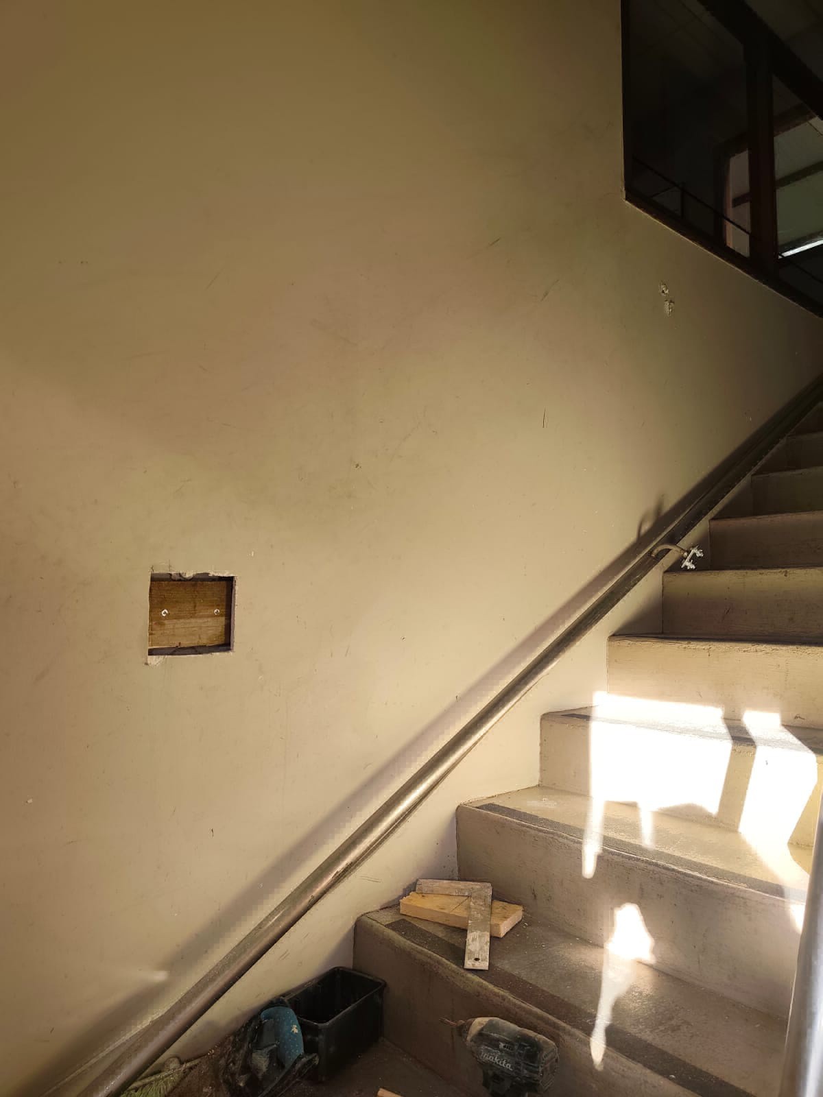 Devis maçon Fécamp : réparation d'une main courante dans une usine