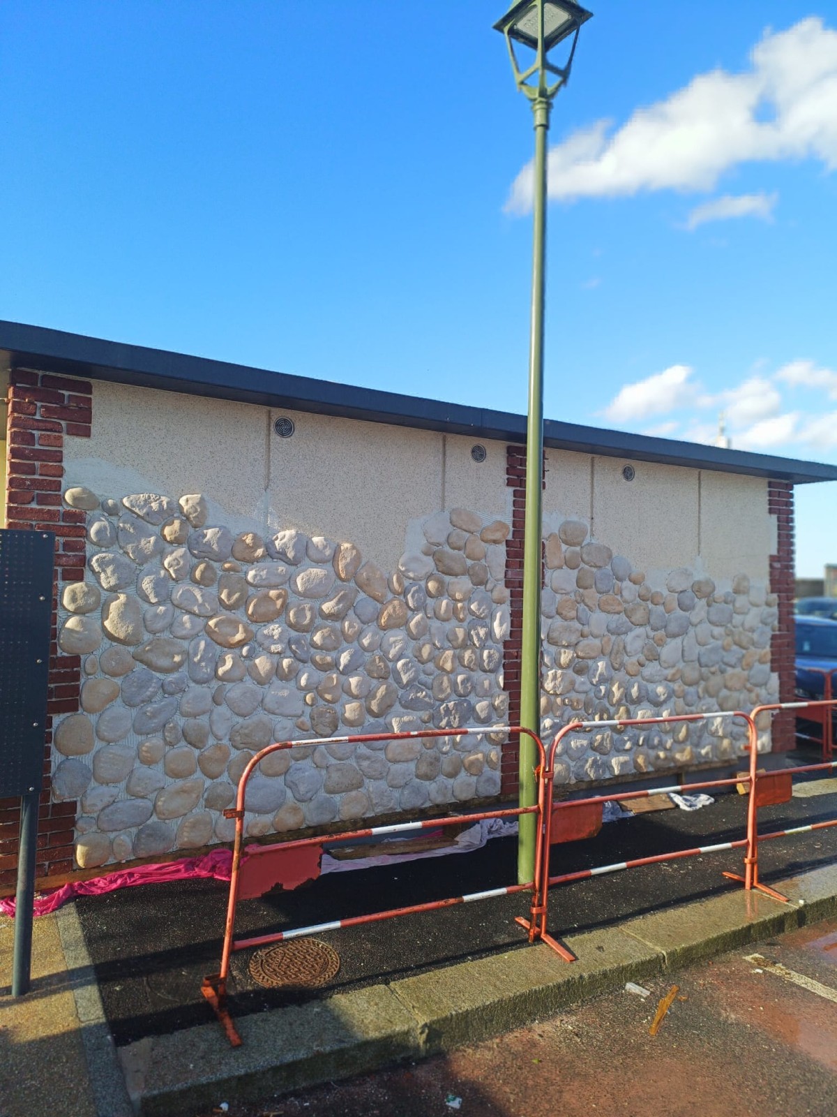 Pose de plaquettes de parement à l'ancienne sur un conteneur sur Etretat 76