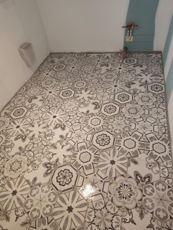 Pose d'un carrelage octogonale sur une natte de désolidarisation dans une salle de bain d'une maison de maître à Fécamp 76