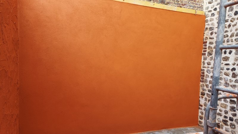 Réalisation d'un enduit sur un mur extérieur par nos artisans maçons sur Yport 76