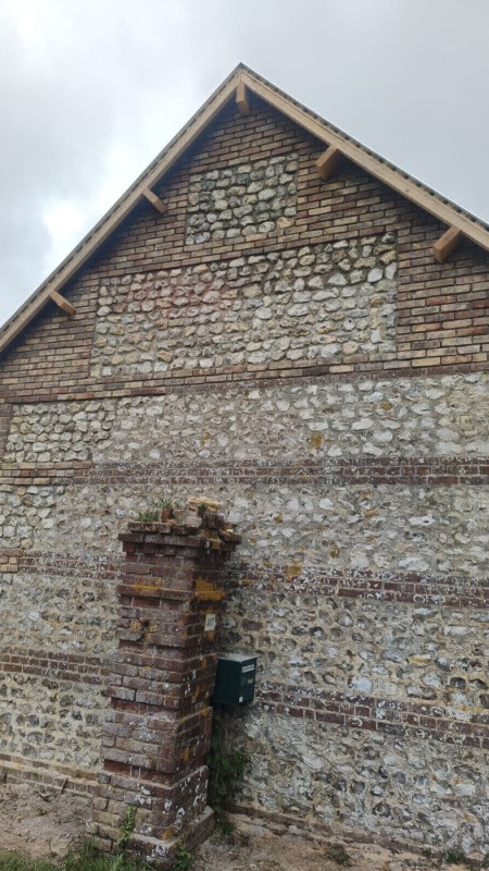 Réparation de 2 pignons d'une maison recouverts de briques et silex par nos artisans maçons entre Etretat et Fécamp 76