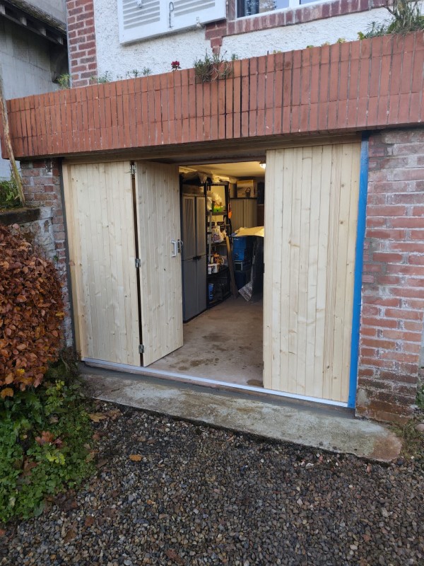 Remplacement d'une porte de garage avec modification de la maçonnerie pour une maison en brique par notre entreprise sur Etretat 76