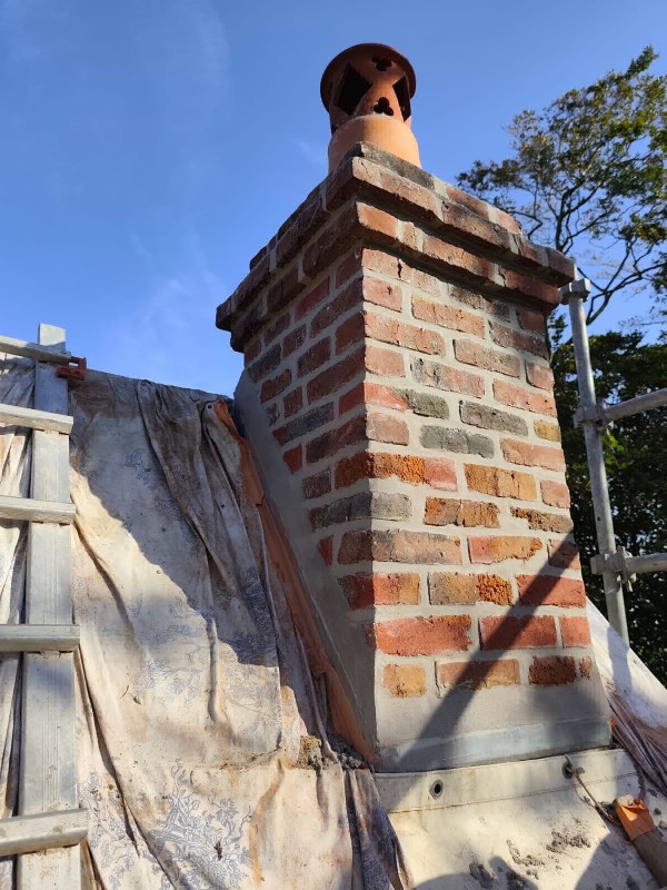 Artisan maçon secteur Etretat : Reprise d'une cheminée en brique avec piquage, jointoiement et hydrofuge