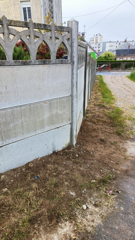 Réparation d'une clôture en poteau feuillure et plaque béton suite à un accident et prise en charge d'une assurance sur Fécamp 76