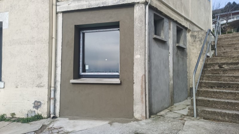 Ouverture sur un mur pour la pose d'une fenêtre PVC suite à la création d'une cuisine à Fécamp 76