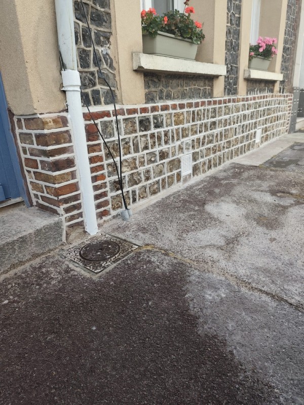 Entreprise de maçonnerie Fécamp : Reprise d'un soubassement d'une maison avec rejointoiement en joint anglais blanc et gris