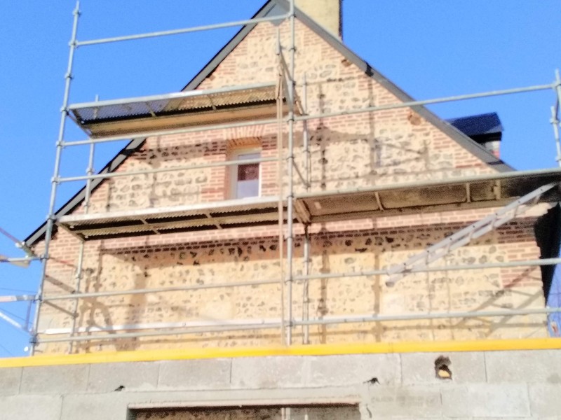 Artisan maçon pour le ravalement d'une façade en brique et silex proche Fécamp 76