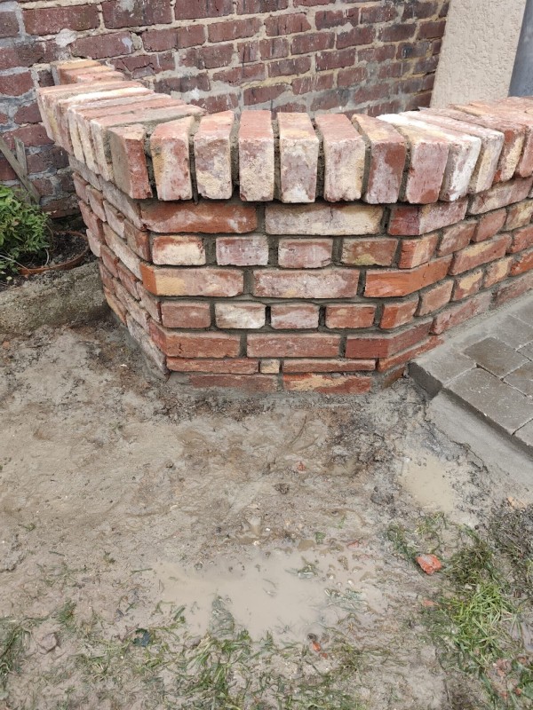Maçon Fécamp : création d'une jardinière en brique pour des particuliers