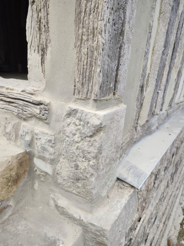 Réparation d'un pied de poteau à l'étage d'une maison en colombages par nos artisans sur Fécamp 76