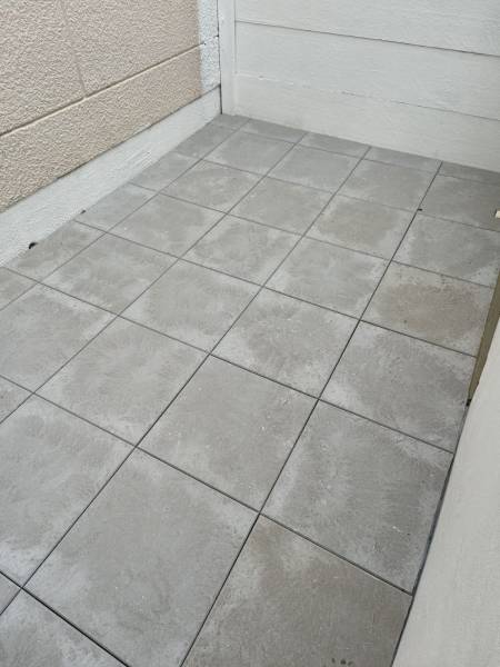 Pose de dalles écologiques Neolitik sur plot pour une terrasse sur le secteur de Fécamp 76