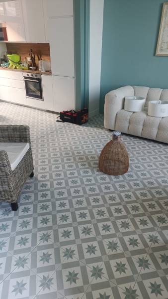 Carreleur pour la pose d'un carrelage 25x25 cm pavé ciment décor dans une maison à Fécamp 76