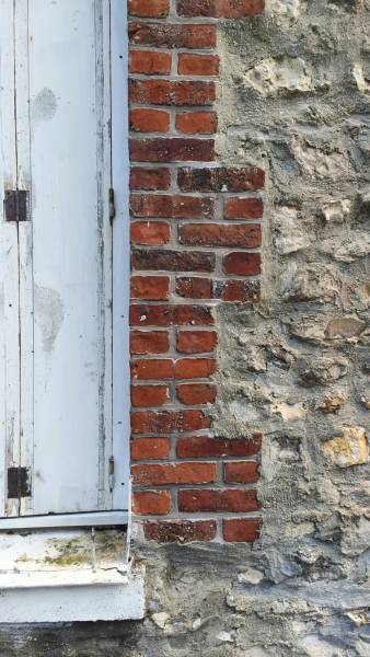 Maçon pour la reprise de tableaux de fenêtres en briques sur le secteur d'Etretat 76