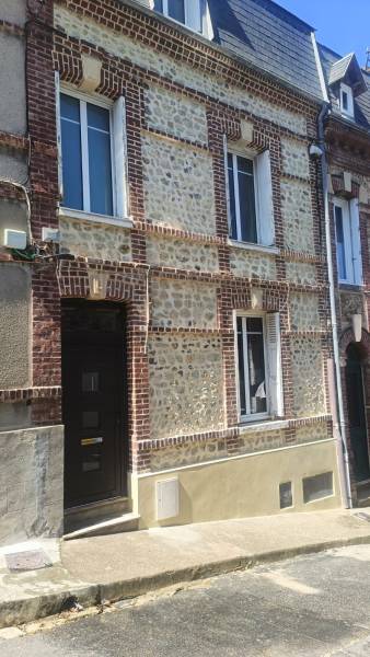 Artisan pour la reprise d'une façade en enduit et tour de briques sur le secteur d'Yport 76