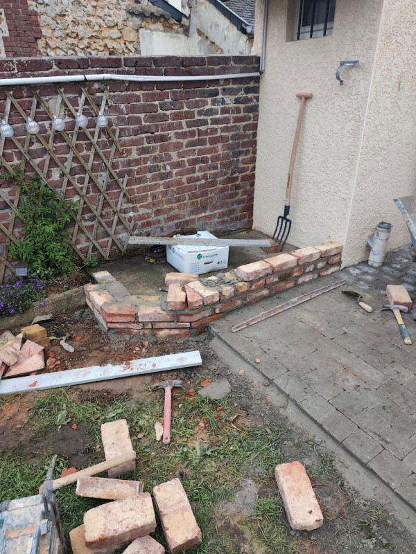 Maçon Fécamp : création d'une jardinière en brique pour des particuliers