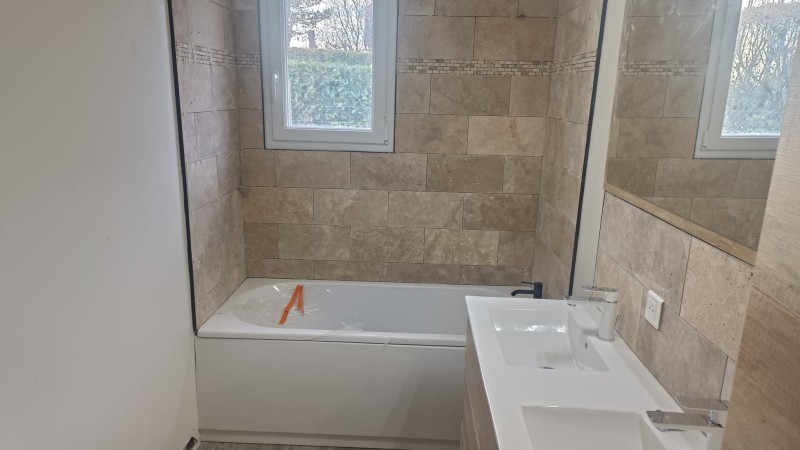 Artisan pour la pose de carrelage travertin 20x40 cm dans une salle de bains à Yport 76