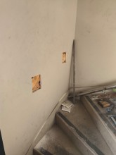 Devis maçon Fécamp : réparation d'une main courante dans une usine