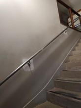 Devis maçon Fécamp : réparation d'une main courante dans une usine