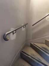 Devis maçon Fécamp : réparation d'une main courante dans une usine