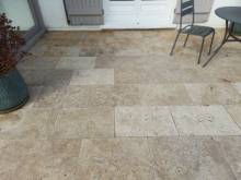 Pose de carrelage travertin 40x60 sur une terrasse par nos carreleurs à Fécamp 76